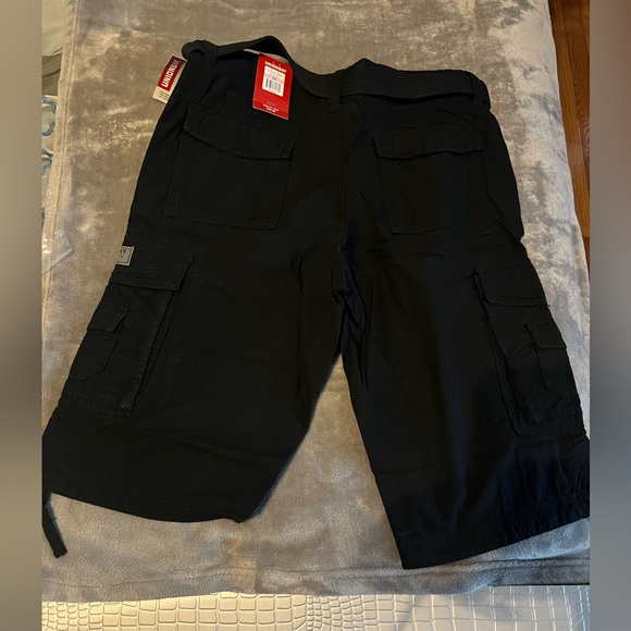 Messenger Cargo Short hits below the knee. UNIONBAY  size 32. Black - Picture 7 of 11